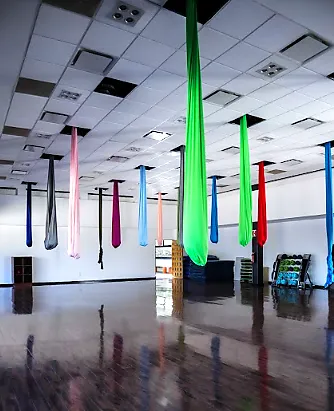 Salón de danza aérea con telas de colores