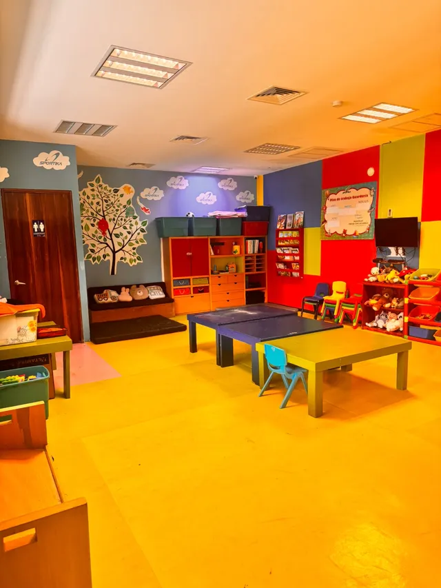 Guardería de Club Sportika con mesas, sillas pequeñas, libros y juguetes