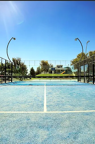 Cancha de pádel con superficie azul