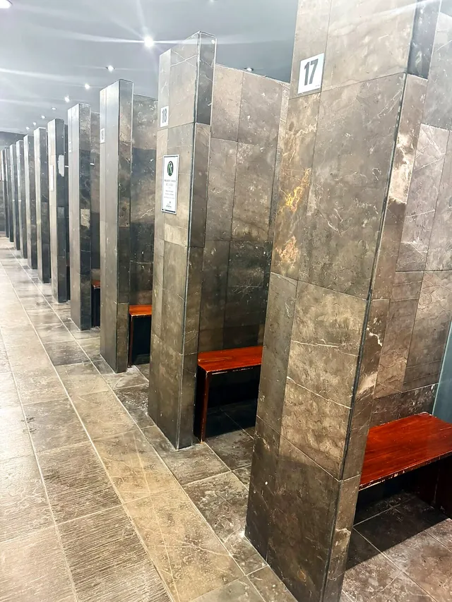Regaderas individuales con acabados de piedra