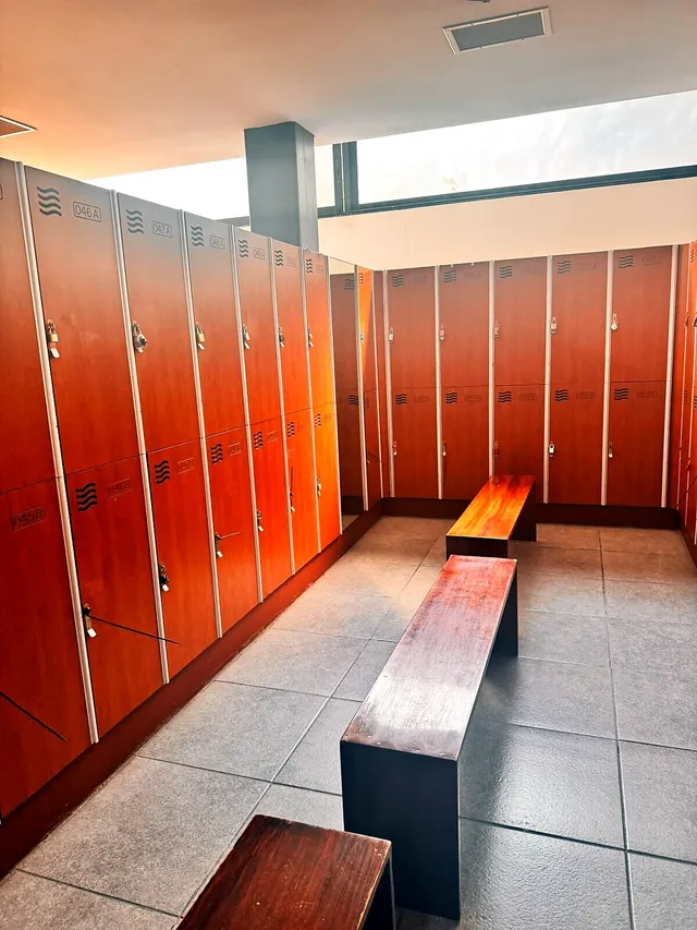 Vestidores con lockers de madera y bancas